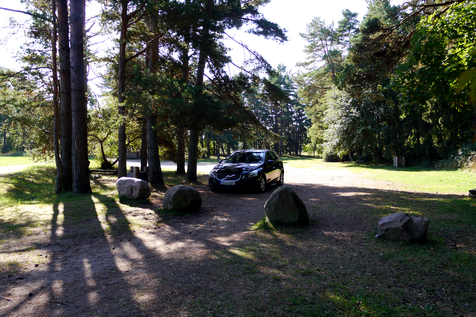 Ein Parkplatz nur für uns an der Jurkalne Steilküste in Lettland.