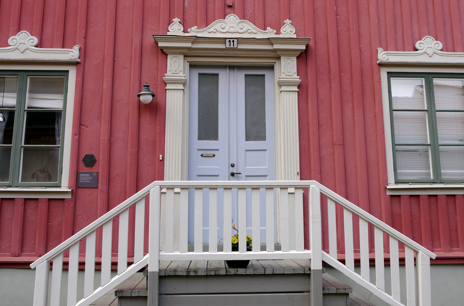 Ein Holzhaus aus einer Epoche in der man auf Verzierungen gesetzt hat. Gesehen in der Altstadt von Eksjö.