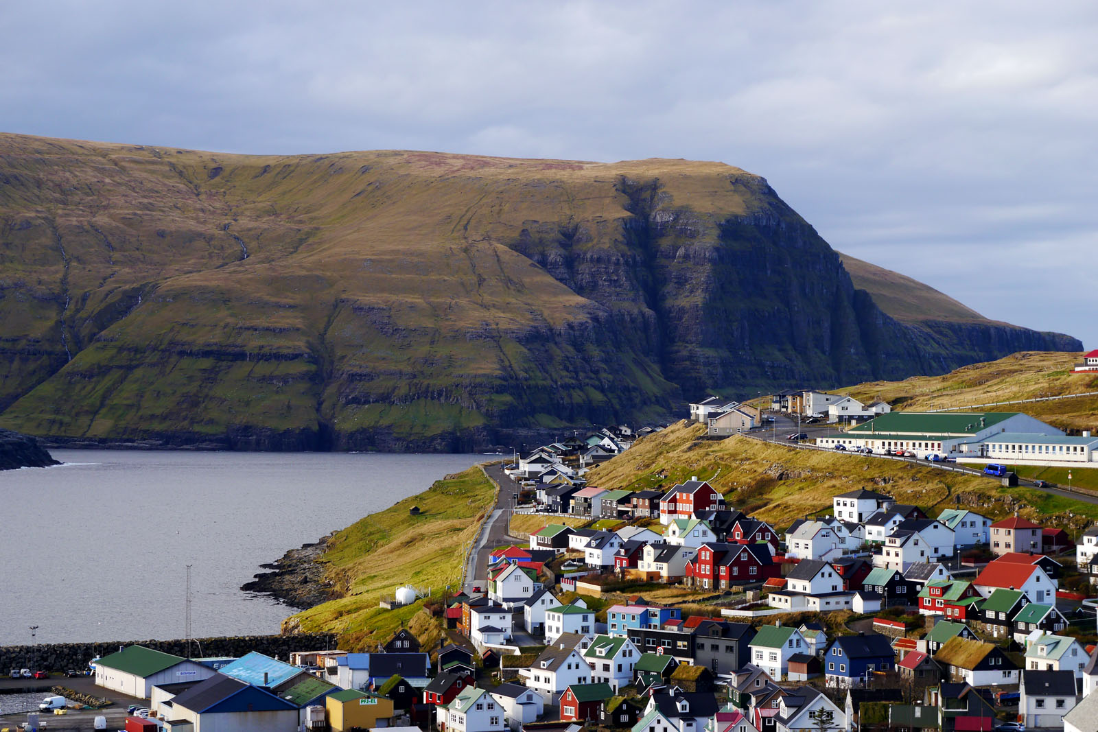 Eidi-Faroer Inseln-Eysturoy-Klippe-Berge-bunte Häuser