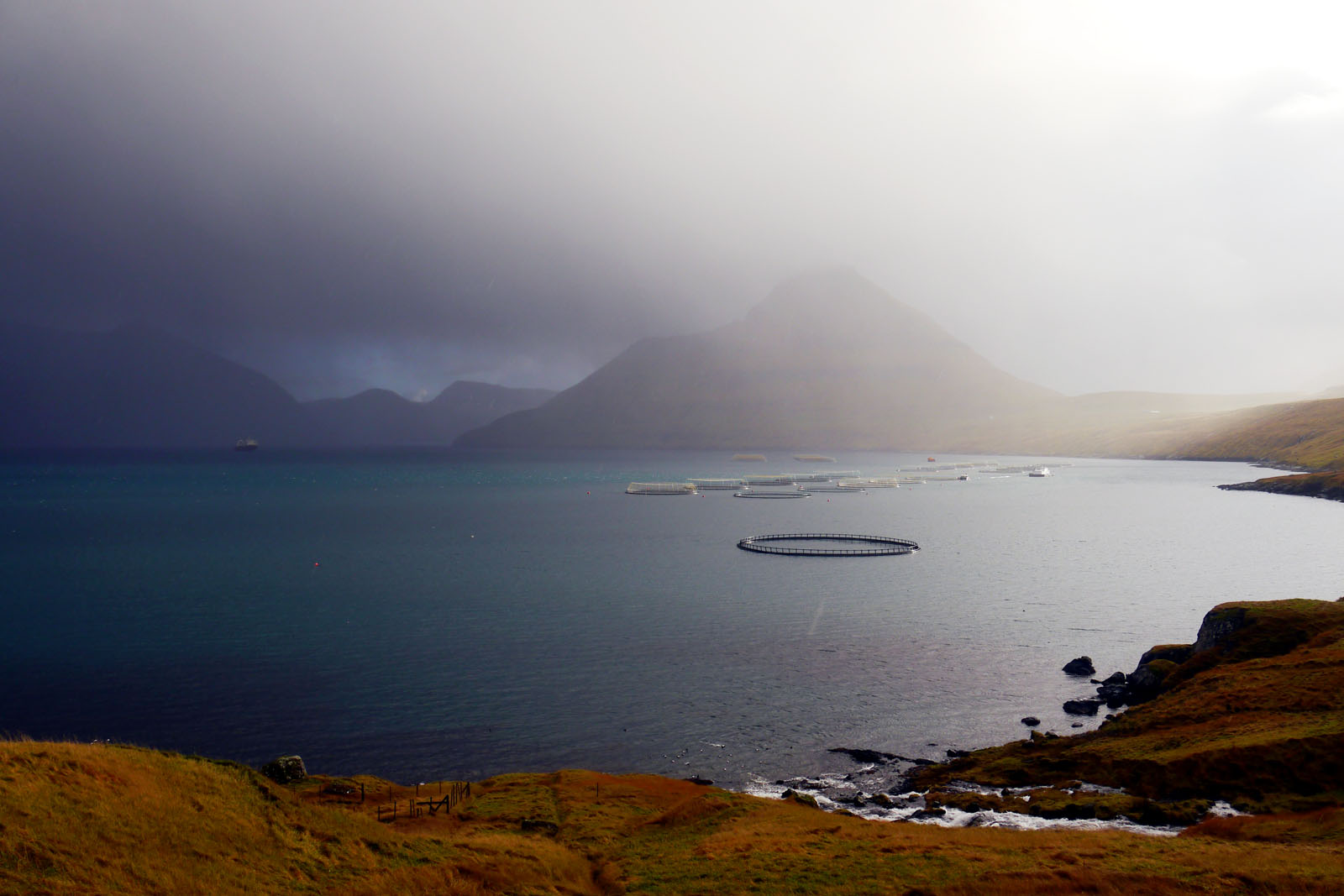 Eysturoy-Faroer Inseln-Fuglafjordur-berge-regen-fjord-2