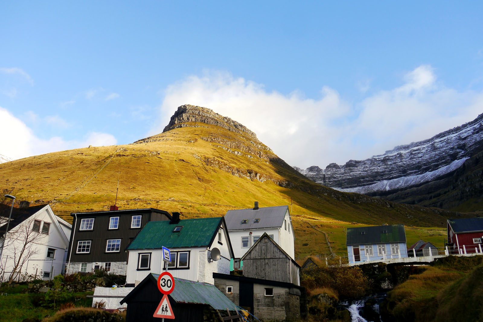 Kunoy-Faroer Inseln-Berge-Ortschaft