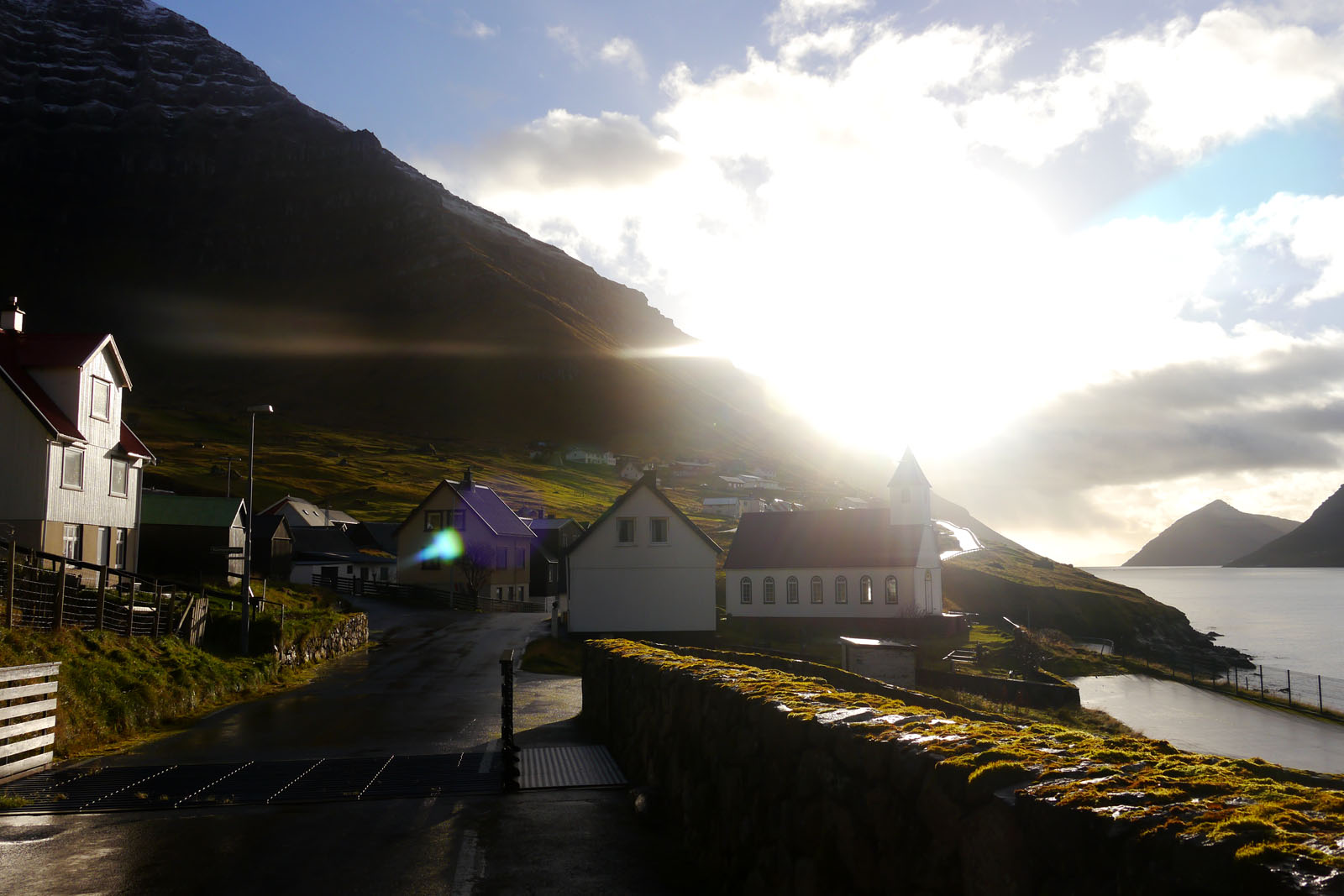 Kunoy-Faroer Inseln-Ortschaft-Fjord-Sonne