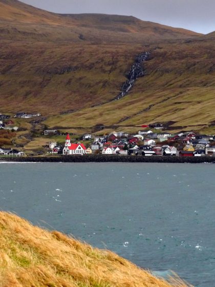 Sandavagur-Vagar-Faroer Inseln-Ortschaft-Wasserfall